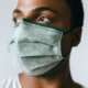 Máscara estampada verde hospitalar