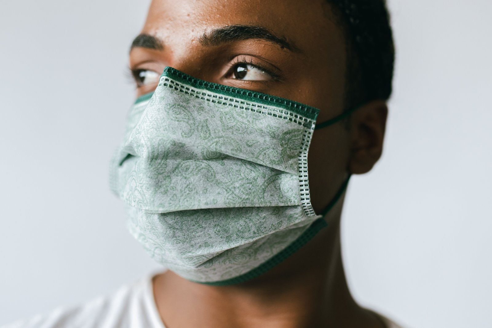 Máscara estampada verde hospitalar