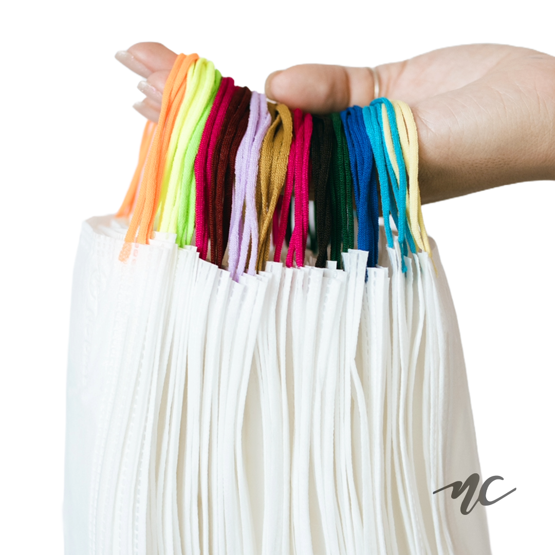 Máscaras brancas com elásticos coloridos